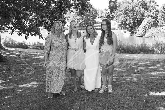 CarolineWFamily25-26-2